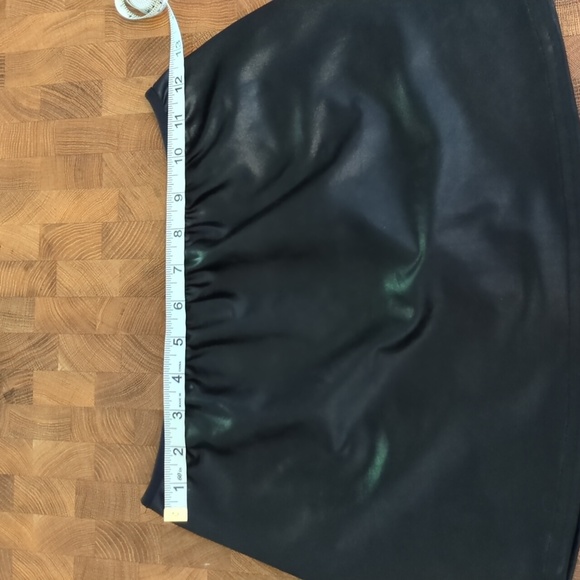 Stretchy vinyl look black miniskirt - Picture 5 of 6